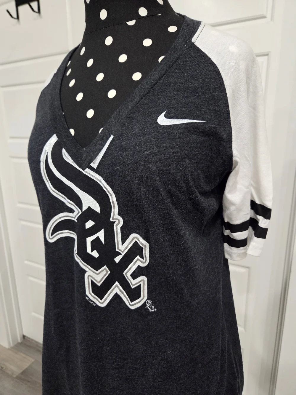 Nike Women's Chicago White Sox V-Neck Raglan Tee - Black/White Size Large